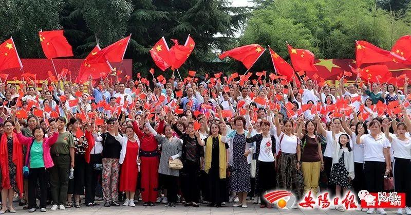 美国夏威夷州州长看望遇袭中国公民